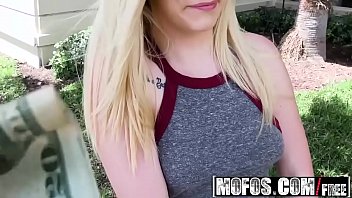 Porno online com a loira gostosa que é toda novinha dando a xoxota linda para o bem dotado - Rapaz comendo a gostosa loira linda